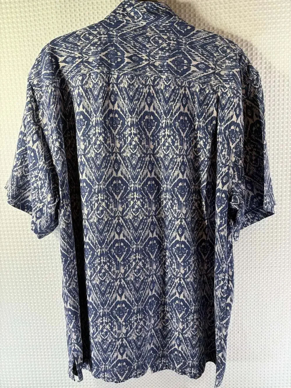 Tommy Bahama Short Sleeve Button Down Shirt in Blue 100% Silk